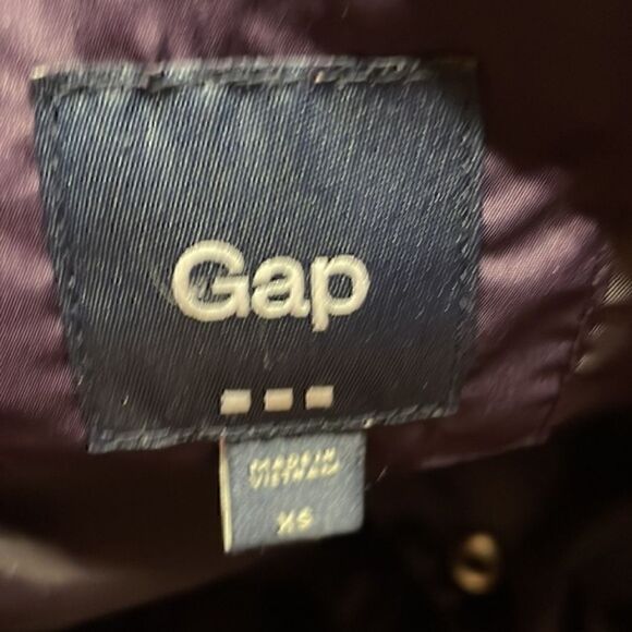 Gap woman’s dark purple puffer vest. Size XS. - Picture 8 of 8